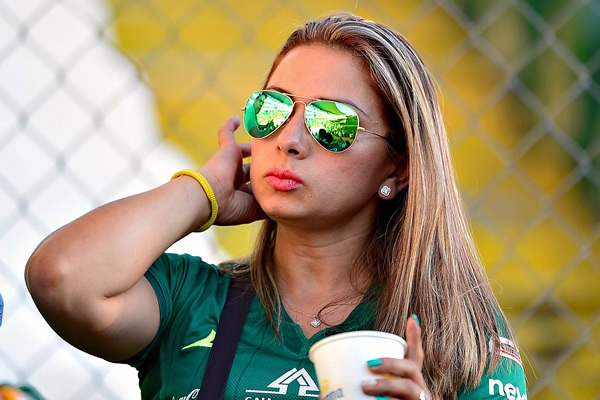 Las aficionadas pusieron el color en la tribuna.