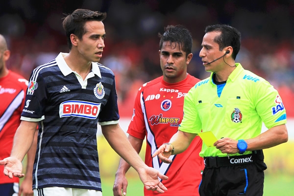 Las amonestaciones fueron constantes para Chivas en la primera mitad.