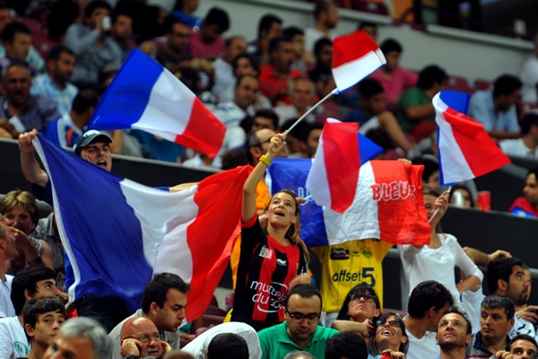 Las banderas francesas ondean a todo momento.