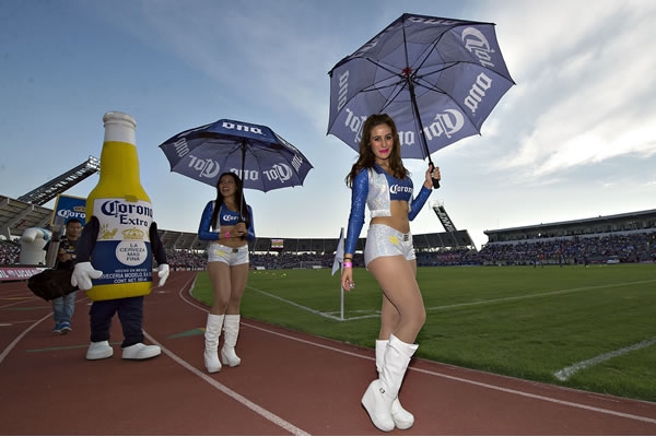 Las bellas en el estadio.