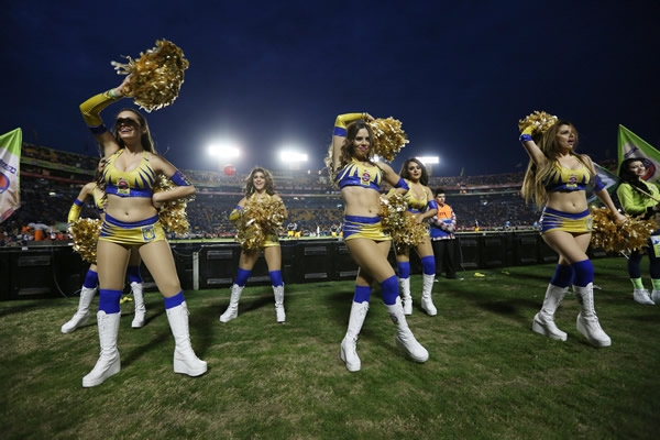 Las bellezas felinas comenzaron a calentar el ambiente en El Volcán.
