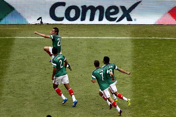 Las desatenciones de la defensa premian a los Aztecas.