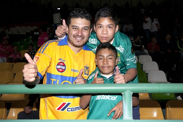 Las dos aficiones convivieron en las tribunas.