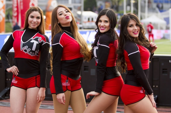 Las edecanes mantenían encendido el ambiente en Monterrey.