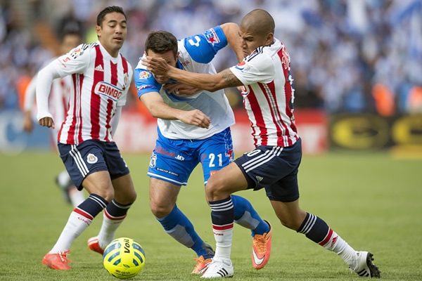 Las jugadas comenzaron con mucho nerviosismo.