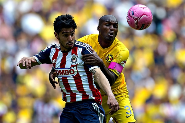 Las llegadas de Chivas son imprecisas, la zaga de América lo es todavía más.