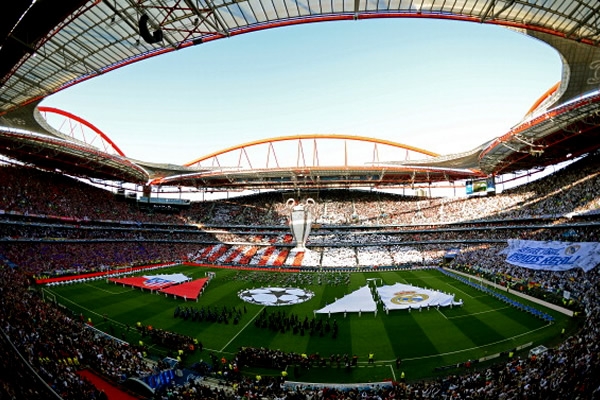 Las notas del Himno de la Champions se escuchan en el Estadio Da Luz.
