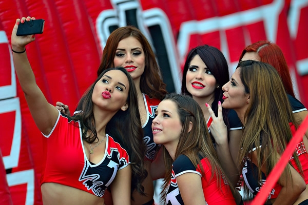 Las porristas se dieron su tiempo para una selfie.