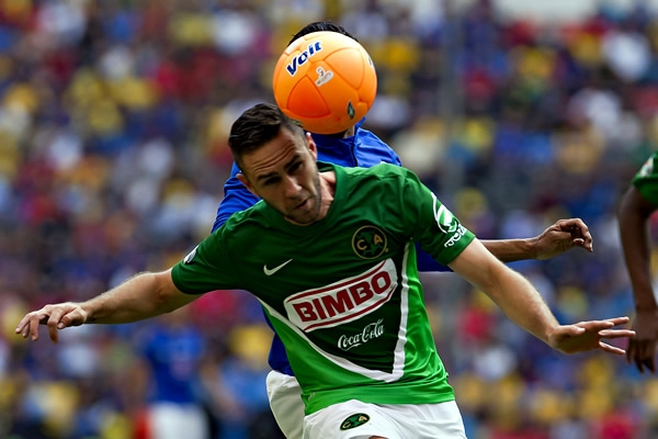 Layún intenta por la parcela derecha, pero no logra mucho.