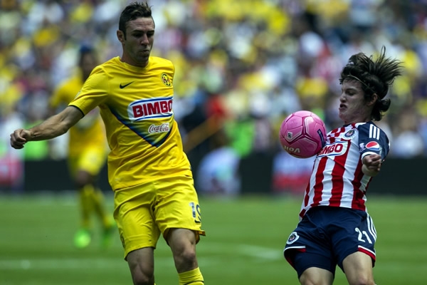 Layún sube y baja para hacerse de la esférica.