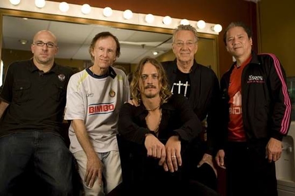 El legendario grupo The Doors con la camiseta de Chivas.