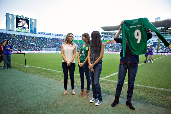 León dedicó un homenaje al fallecido Carlos Alberto Etcheverry.