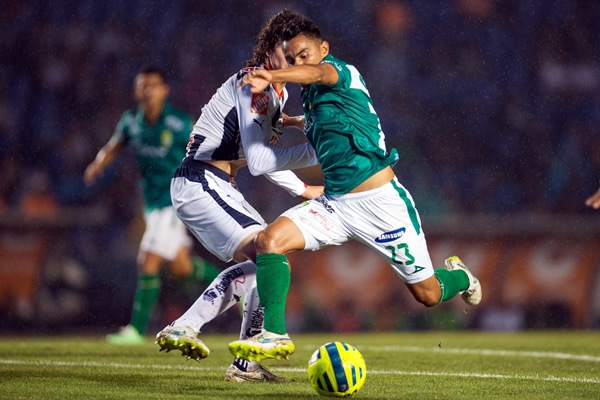 León intentó sacar la garra desde el inicio.