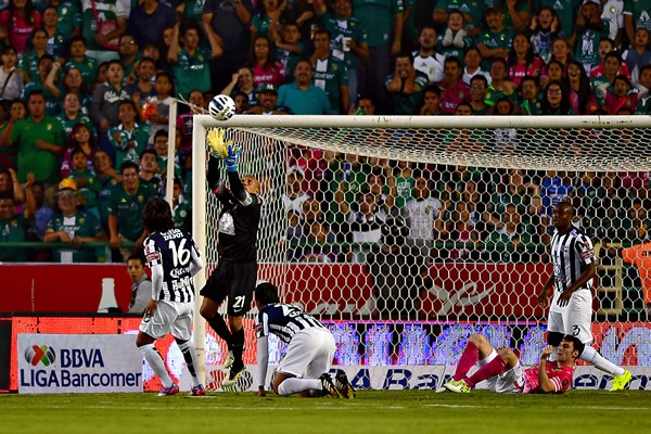 León presionó al inicio sobre la puerta de Oscar Pérez.