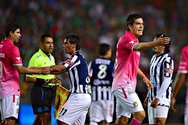 León se desmoronó tras el primer gol de los Tuzos.