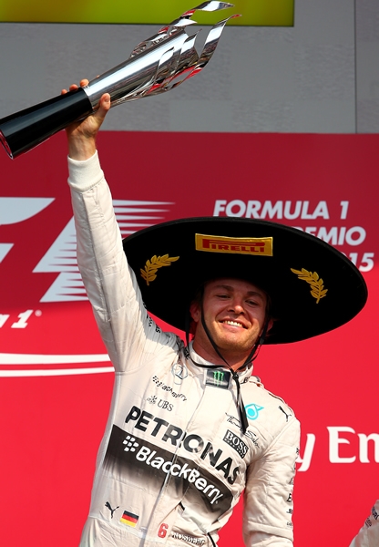 Levantando el trofeo.