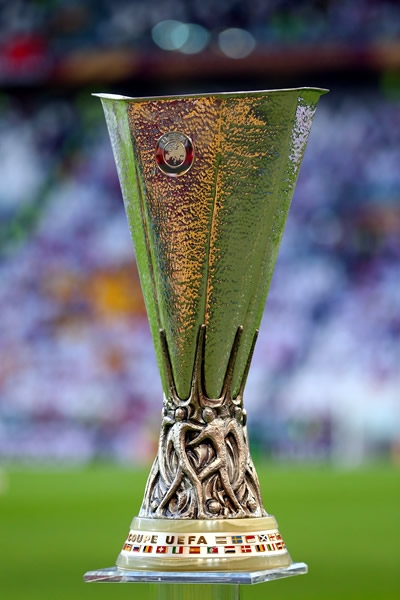 Lista la anhelada Copa de la Europa League.