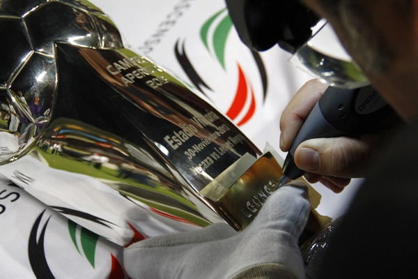 Listo el trofeo para el histórico Campeón.