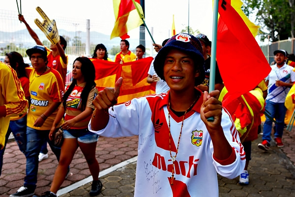 Llega a tiempo la afición y llega de estreno, su retro playera.