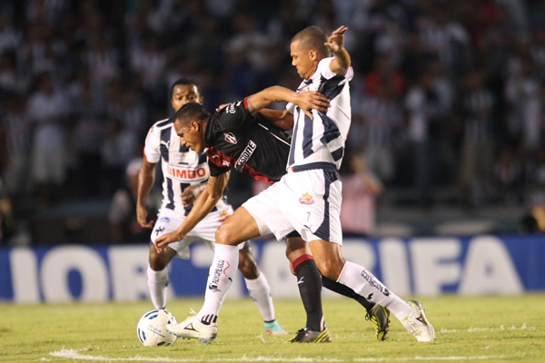 Locales y visitantes querían el triunfo a toda costa.