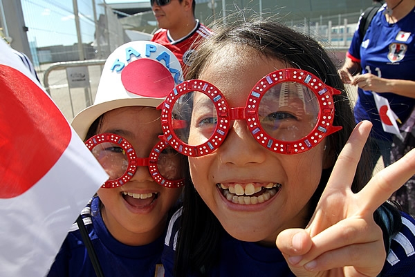 Los aficionados japonéses llegan al estadio.