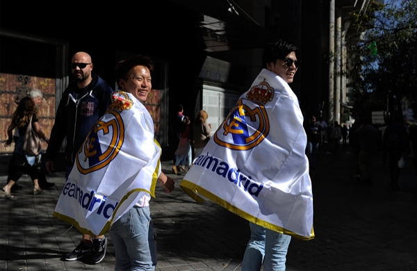 Los aficionados merengues abarrotaron las inmediaciones del Bernabéu.