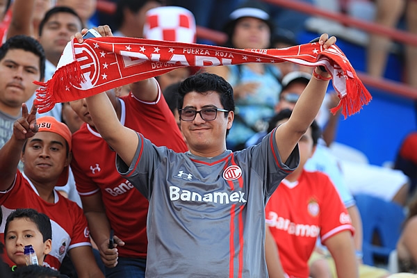 Los aficionados rojos viajaron hasta Cancún.
