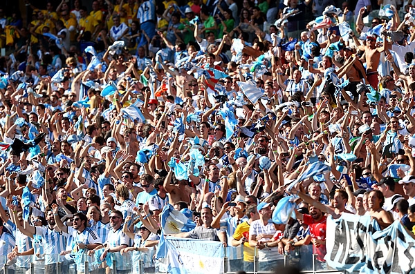 Los argentinos reavivaron en la tribuna después del gol.