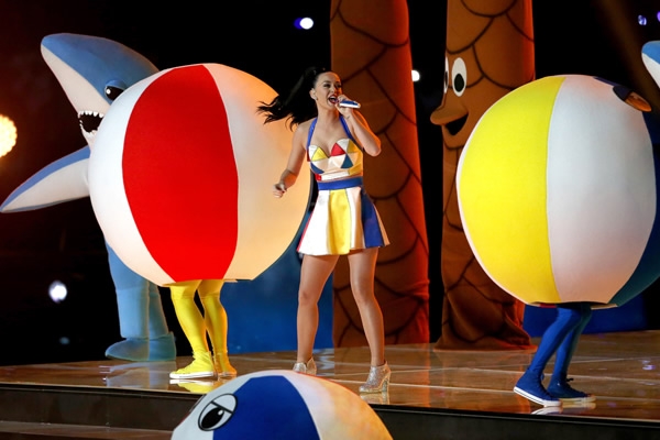 Los cambios de vestuario incluyó un vestido largo para Firework.