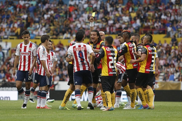 Los cartones amarillos no tardaron en aparecer en el Jalisco.