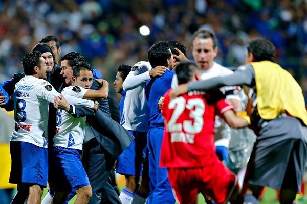 Los constrastes de una pasión, de una emoción, el futbol.