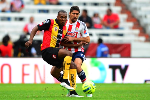 Los de casa querían presionar pero Chivas defendió bien.