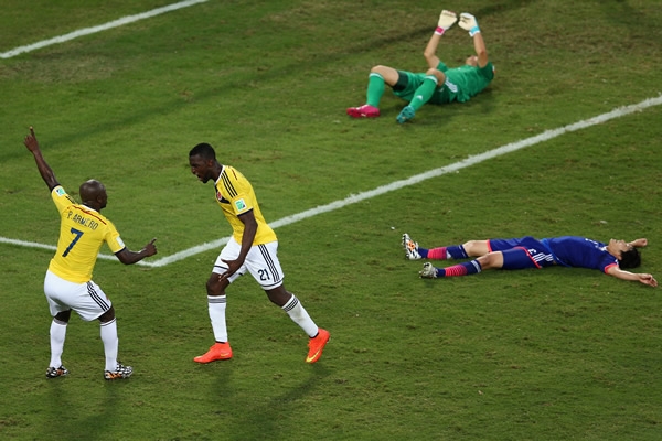 Los defensas no pudiero evitar el gol colombiano.