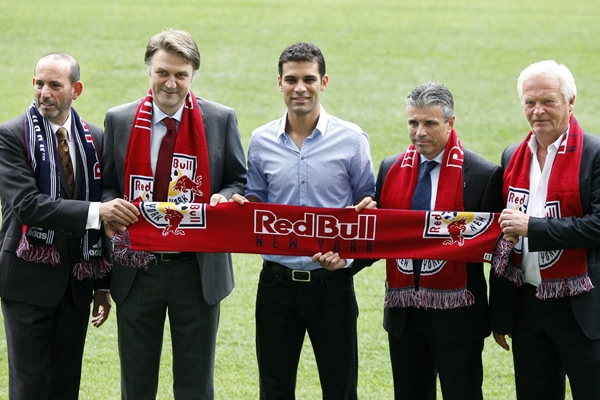 Los directivos presentan orgullosos al mexicano.