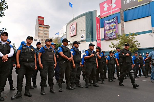 Los elementos de seguridad hicieron lo propio para mantener la paz.