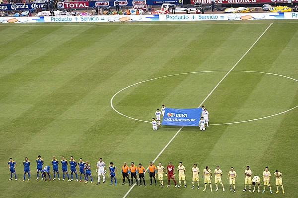 Los equipos durante la ceremonia protocolaria.