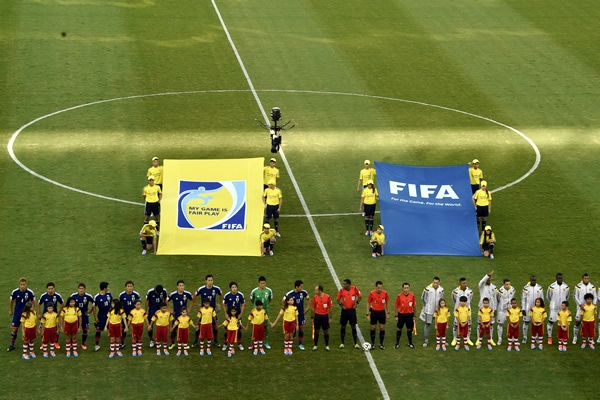 Los equipos están listos para los Himnos Nacionales.