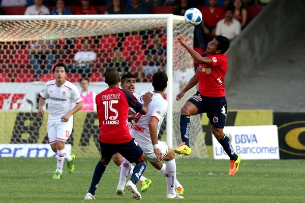 Los Escualos muestra otra cara pero no consolidan el control del balón.
