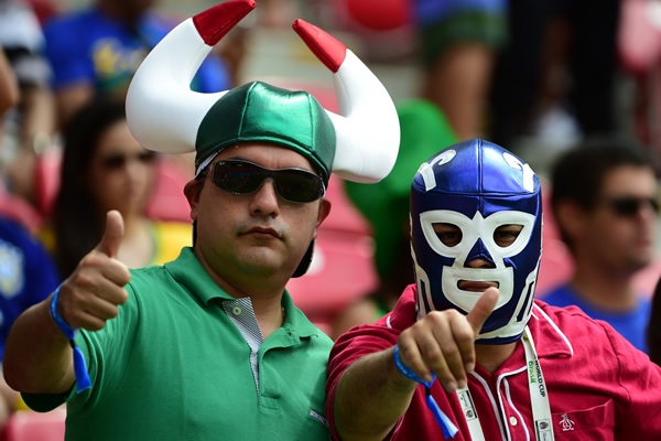 Los espectadores alientan a sus equipos.