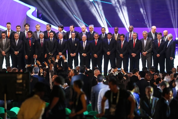 Los estrategas contendientes a la Copa del Mundo en compaía de Blatter.