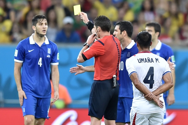Los griegos cayeron en la desesperación y cometieron falta tras falta.