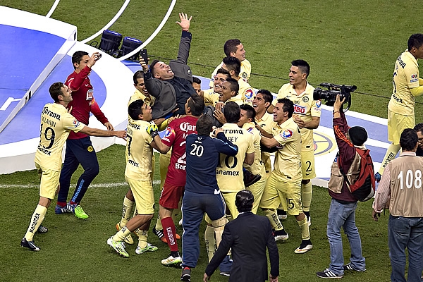Los jugadores aventaron a Mohamed en el festejo.