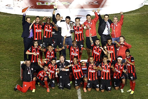 Los jugadores de Necaxa celebraron su coronación.