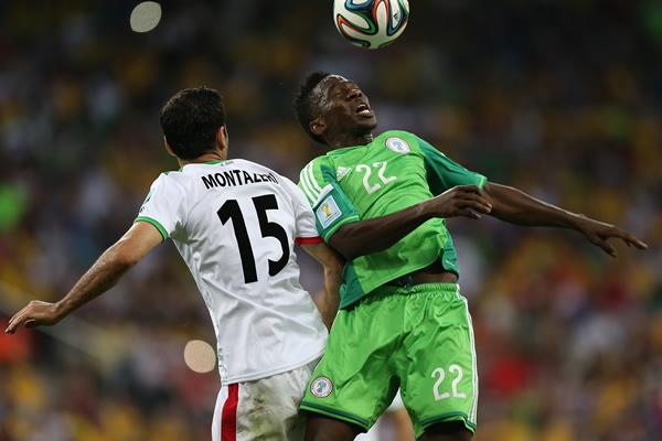 Los jugadores entraron fuerte por el balón.