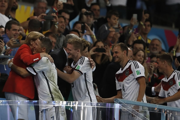 Los jugadores teutones recibieron sus medallas.
