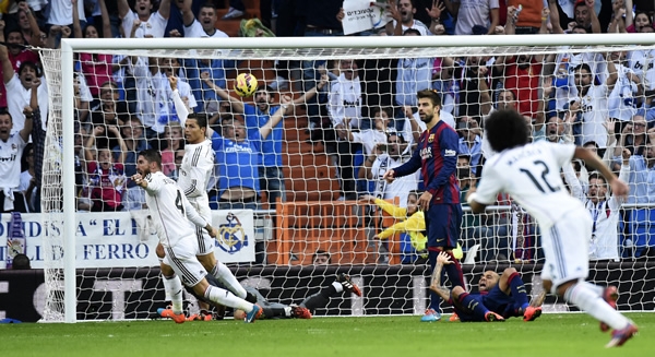 Los merengues celebraron el segundo gol del partido.