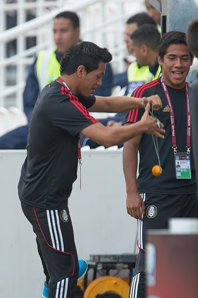 Los mexicanos se divirtieron con el clásico trompo previo al duelo.