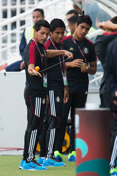 Los mexicanos se divirtieron con el clásico trompo previo al duelo.
