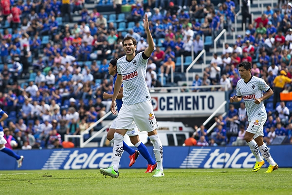 Los Rayados no dejaron de reclamar la orden del silbante.