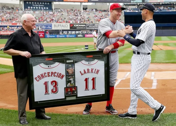 Los Reds colocaron el nombre de Jeter junto a dos de sus pilares.